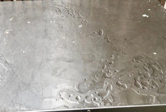 A Shocking Discovery Behind Liukoushui Hot Pot Restaurant The cart on which the meat was being sawed remained in place, scraps of what looked like fat or cartilage still visible.